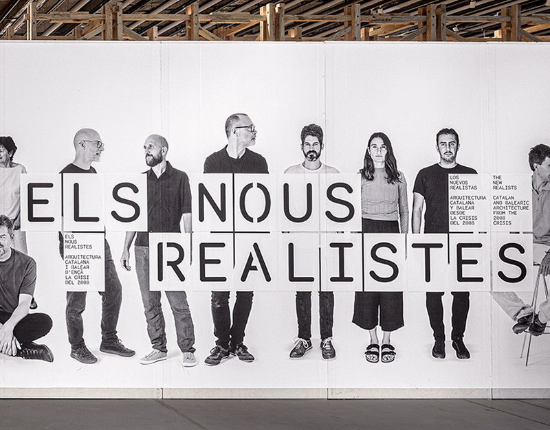 В Смоленске от дома отваливается карниз